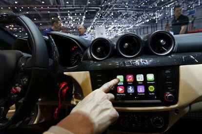 Apple incorpora CarPlay en los autom&oacute;viles.