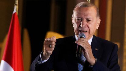 Tayyip Erdogan se dirige a sus seguidores tras la victoria electoral del 28 de mayo