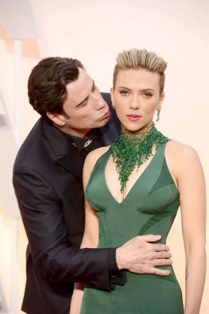 John Travolta besa a Scarlett Johansson a la llegada de la ceremonia de entrega de los Oscar sin que la actriz se percatara de la intención del protagonista de Pulp Fiction