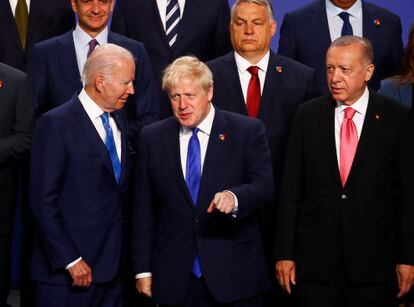 Desde la izquierda, Joe Biden, presidente de los EE UU; Boris Jhonson, primer ministro de Reino Unido, y Recep Tayyip Erdoğan, presidente de Turquía. Al fondo, Viktor Orbán, primer ministro de Hungría.