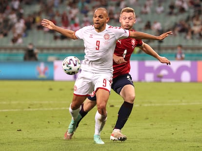 Braithwaite protege el balón ante Brabec, de la República Checa.