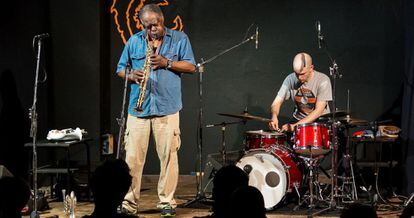 Joe McPhee, en una imagen más reciente al clarinete junto al batería Chris Corsano durante una actuación.
