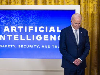 El presidente de EE UU, Joe Biden, se dispone a firmar una orden ejecutiva para regular la inteligencia artificial, el pasado 30 de octubre en la Casa Blanca.