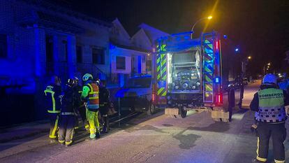 Bomberos y efectivos del Summa 112, en el chalet incendiado, en el número 62 de la calle Mayor de la localidad madrileña de Torres de la Alameda.