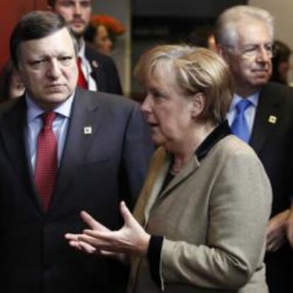 Jose Manuel Barroso junto con Angela Merkel, Mario Monti y Mariano Rajoy en una cumbre europea informal en Bruselas