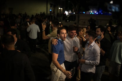 Un grupo de jóvenes beben esta madrugada en el paseo del Born (Barcelona).