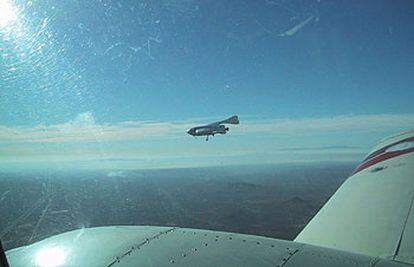 <i>El SpaceShipOne,</i> en el aire, con piloto, tras ser soltado del avión nodriza el pasado 7 de agosto.
