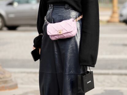 La influencer y empresaria holandesa Linda Tol con un pantalón de cuero negro y ancho en las calles de París. HANNA LASSEN/GETTY IMAGES.