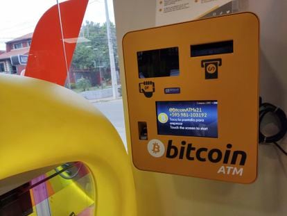 A Bitcoin ATM that allows you to buy percentages of Bitcoin from 20 dollars, in a store in Asunción (Paraguay).