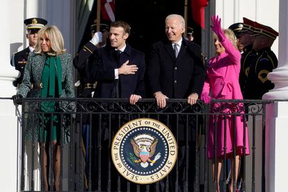 Los presidentes de EE UU y Francia, Joe Biden y Emmanuel Macron, presencian junto a sus esposas, Jill y Brigitte, el desfile de bienvenida en el balcón de la Casa Blanca.  