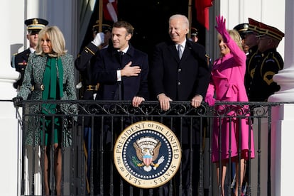 Los presidentes de EEUU y Francia, Joe Biden y Emmanuel Macron, presencian junto a sus esposas, Jill y Brigitte, el desfile de bienvenida en el balcón de la Casa Blanca. 