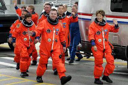 Los tripulantes del <i>Discovery</i> llegaron puntualmente a la rampa de lanzamiento y después de que un equipo técnico revisara sus trajes, se situaron en sus puestos en la cabina de la nave.