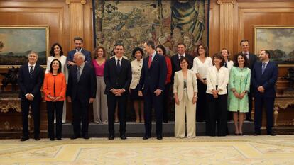 Los nuevos ministros, acompañados del Rey Felipe Felipe VI (en el centro), y el presidente del gobierno Pedro Sánchez (cuarto por la izquierda), posan en la foto de familia tras prometer su cargo en el Palacio de la Zarzuela, en Madrid.