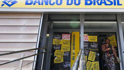 Carteles que rezan "Estamos en huelga" en una sucursal del Banco de Brasil