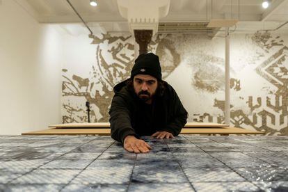 El artista urbano portugués Alexandre Farto, 'Vhils', muestra una de las obras que expone en Sevilla.