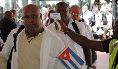 M&eacute;dicos cubanas pasan el control sanitario a su llegada a Monrovia.
