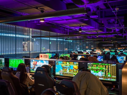 En los ubicuos salones de juego de Seúl, llamados 'pc bangs', los jóvenes coreanos se reúnen como parte de su vida social. El éxito de los videojuegos se siente también en las ligas profesionales de 'e-sports', que convocan a miles de espectadores.