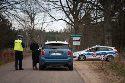 Control policial a la entrada de Nowe Masiewo.