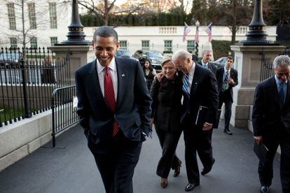 El presidente de EE UU en 2009, Barack Obama, seguido de la secretaria de Estado, Hillary Clinton, y el vicepresidente, Joe Biden, acceden a la Casa Blanca, en 2009. 