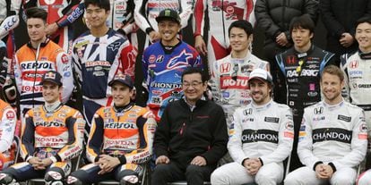 Márquez, junto al presidente de Honda, Takahiro Hachigo, en el 'Honda thanks day'.