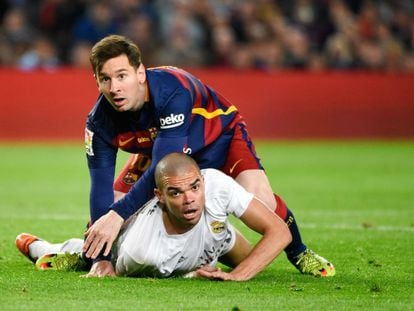 Messi y Pepe durante un lance del partido 