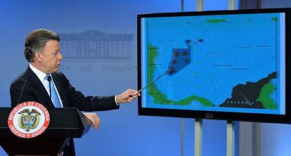Santos muestra un mapa marítimo en Bogotá el pasado septiembre.