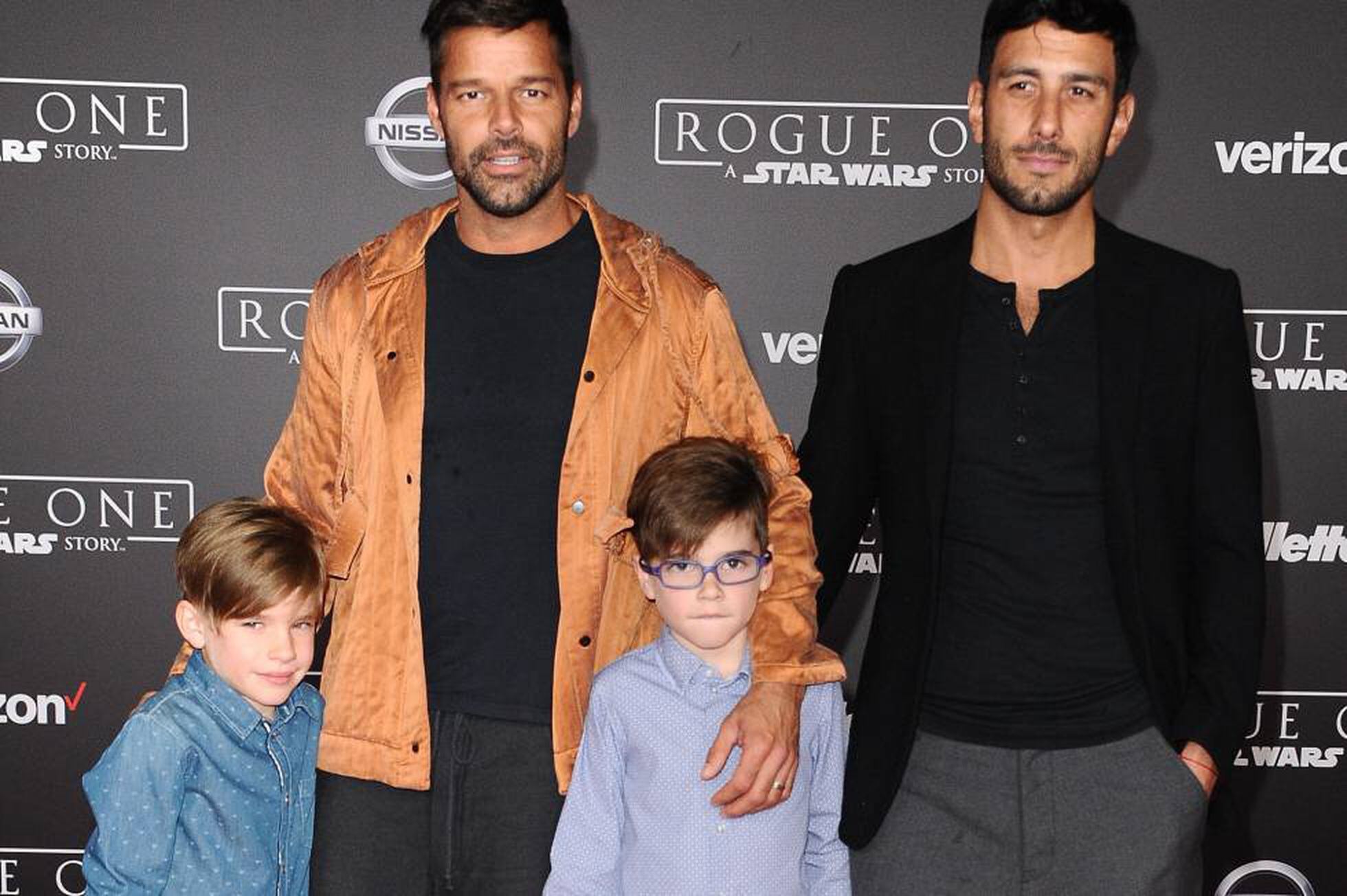 Ricky Martin posa por primera vez con sus hijos y su prometido Estilo