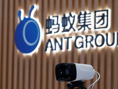 Una cámara térmica junto al logo de Ant Group en la sede central de la compañía en Hangzhou, China.
