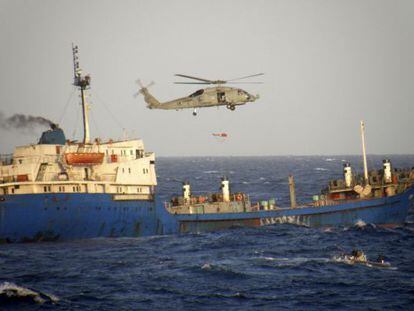 Un helic&oacute;ptero de una fragata espa&ntilde;ola interviene para evitar el secuestro de un buque coreano, en la costa de Somalia en 2010.