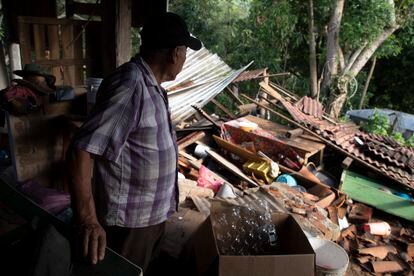 Ramírez Bedolla ha solicitado la declaración de estado de emergencia en los municipios con más afectaciones, entre ellos Coahuayana, Aquila, Chinicuila y Coalcomán. En la imagen, un residente de la comunidad de Huitzontla, en el municipio de Chinicuila, camina entre los escombros de su casa, el 20 de septiembre de 2022. 