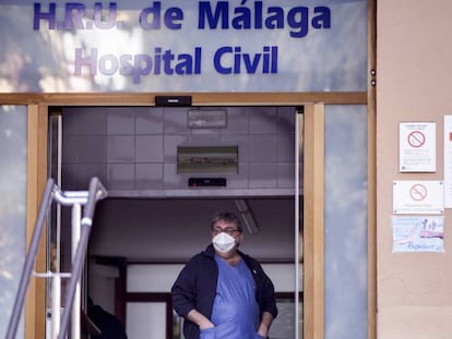 Vista de la entrada de urgencias del Hospital Civil de Málaga.
