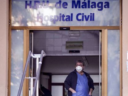 Vista de la entrada de urgencias del Hospital Civil de Málaga.