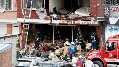 Los bomberos atienden el lugar de una explosión en Bogotá.
