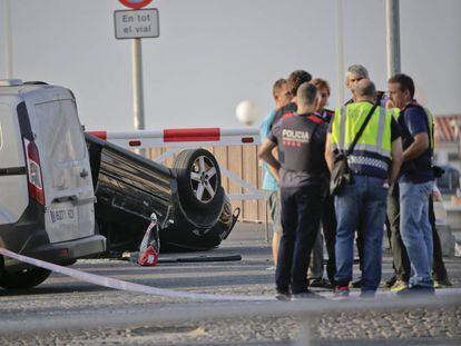 Agents dels Mossos d'Esquadra al costat del vehicle dels terroristes.