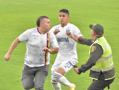 Un hincha agrede a Daniel Cataño, durante el partido entre Tolima y Millonarios