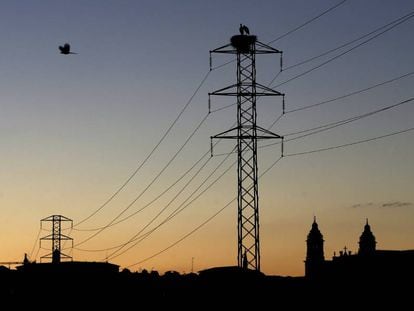 Tendido el&eacute;ctrico en Pamplona. 