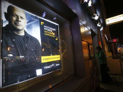 Oficina de Trust Bank en Mosc&uacute; con la publicidad que protagoniza el actor Bruce Willis. 