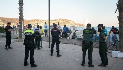 Agentes de la polic&iacute;a vigilan a unos vendedores ambulantes en Roses