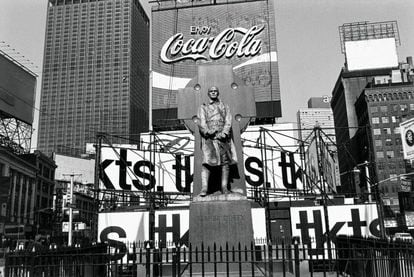 El padre Duffy, Times Square, Nueva York, 
1974.
