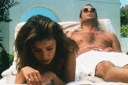 Jane March y Bruce Willis en la piscina donde dan rienda suelta a su pasión en 'El color de la noche'.