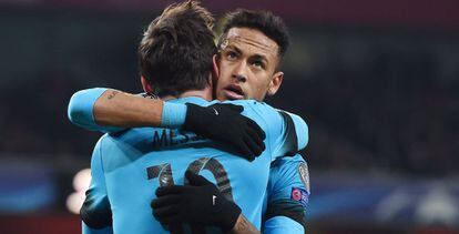 Neymar abraza a Messi, durante el partido contra el Arsenal.