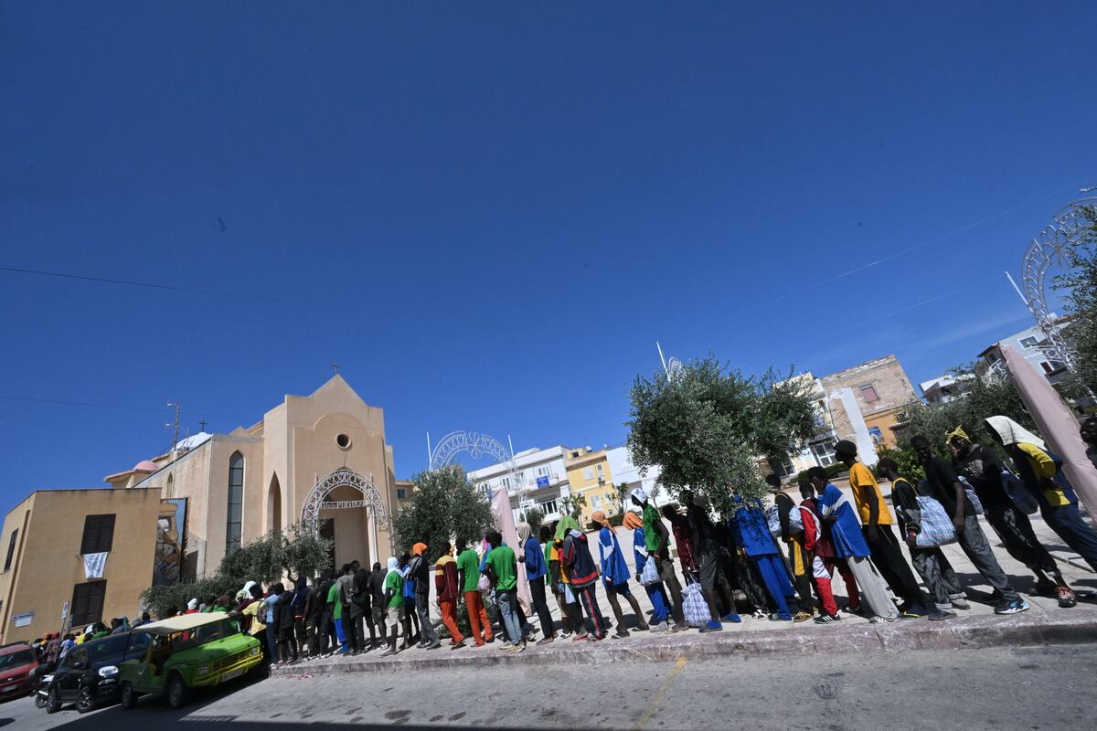 Hacinamiento y esperas eternas en una Lampedusa con más migrantes que residentes | Internacional