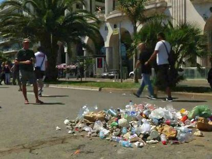 La basura señal el sitio donde fue abatido el terrorista de Niza.