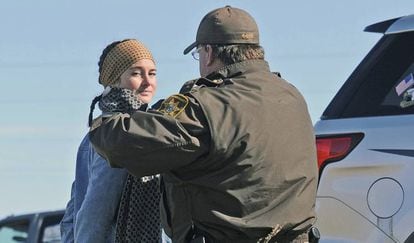 La actriz Shailene Woodley, en el momento de su arresto durante una protesta en Dakota del Norte.