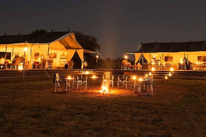 La moda africana de dormir lujosamente al aire libre se ha impuesto en India, donde este campamento de lona acoge 10 suites para admirar la luna y contemplar en libertad los flamencos y los leopardos que corren por las estepas del Rajastán. Jawai Bandh, Bisalpur, District Pali-Marwar (Rajastán, India). Teléfono: +91 11 4617 2700. sujanluxury.com