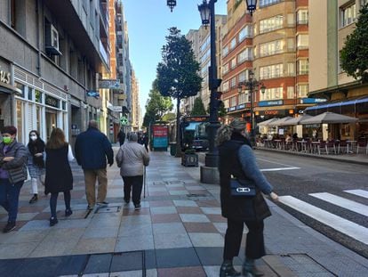 Un grupo de paseantes, en la calle de Uría, en Oviedo.