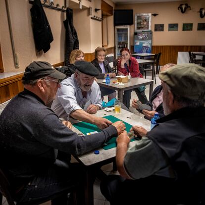 Vecinos de Almarza (Soria) juegan a las cartas en el bar del pueblo.