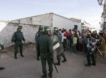 La Guardia Civil frena a los vecinos de Mirandilla (Badajoz), que intentaron linchar a una familia.