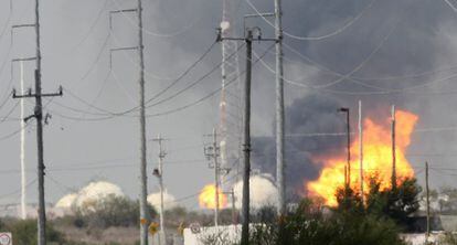 Columna de humo en la refinería de Pemex.