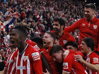 Jugadores del Athletic celebran un gol frente a la grada de San Mamés.